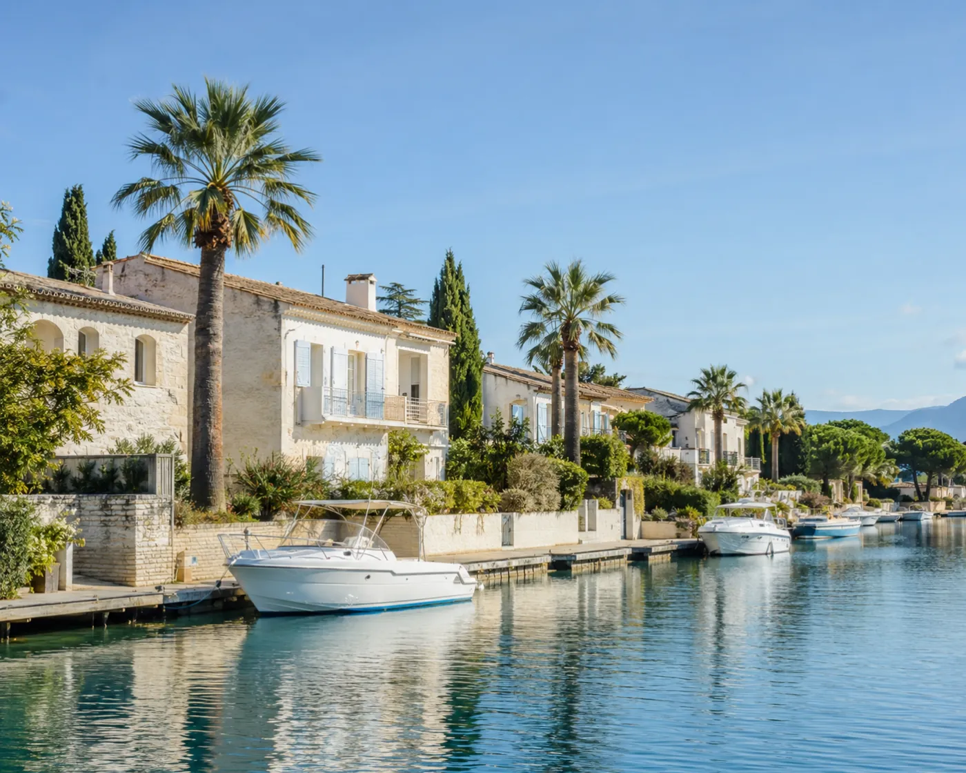 Maisons blanches et bateaux le long d’une marina